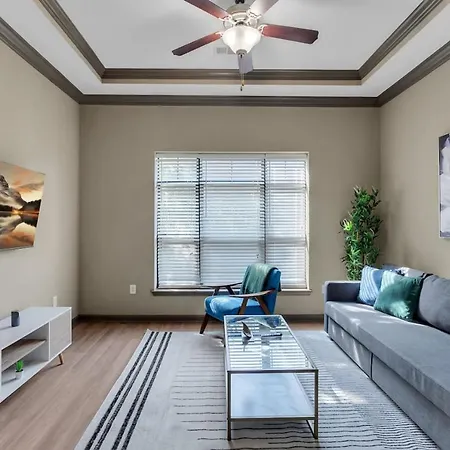 Ferienwohnung Chic 2Br- Pool,Gym,Pkng,Near Bok Ctr&Arts Dstrct